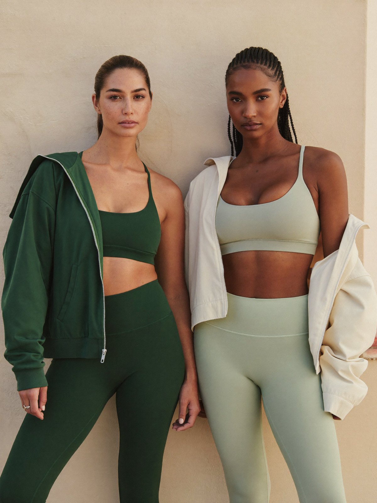 Dos mujeres con conjuntos NOVA ACTIVE